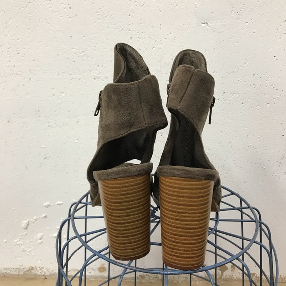 Open toed “bootie” - Picture 3 of 4